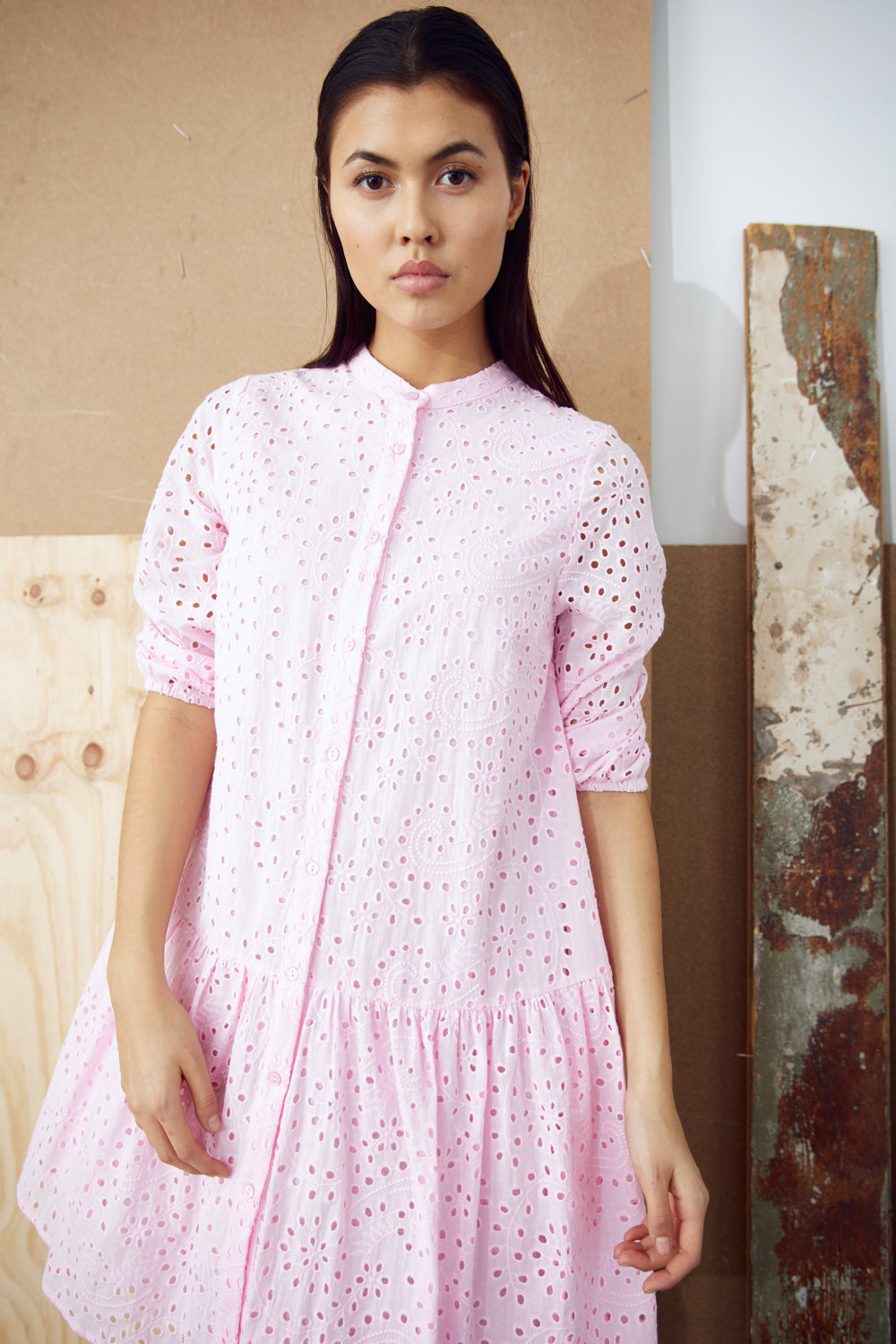 Noellas Imogene Dress Cotton Anglaise Light Pink. Køb Kjoler hos www.noellafashion.dk