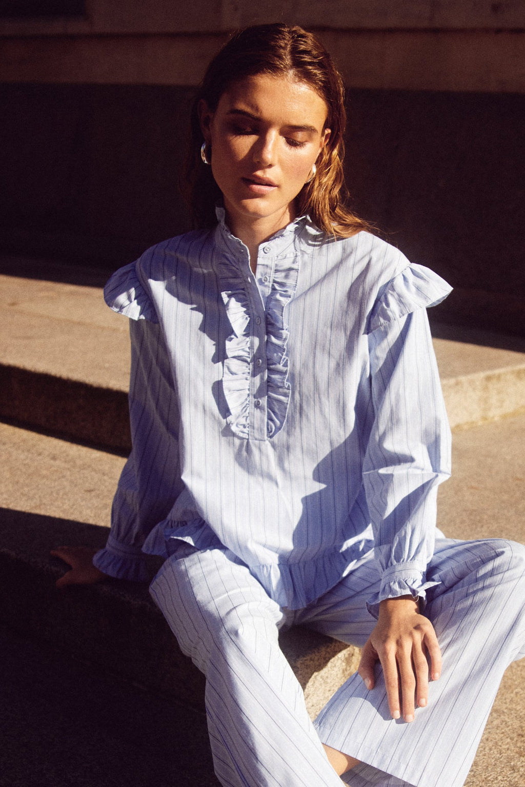Noellas Sally Blouse Light Blue Stripe. Køb Bluser hos www.noellafashion.dk